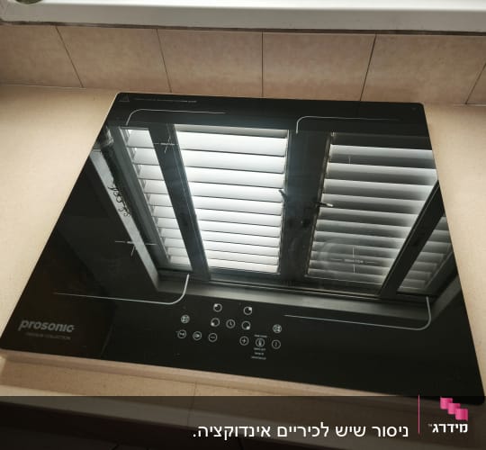 כיריים אינדוקציה על משטח מטבח בהיר